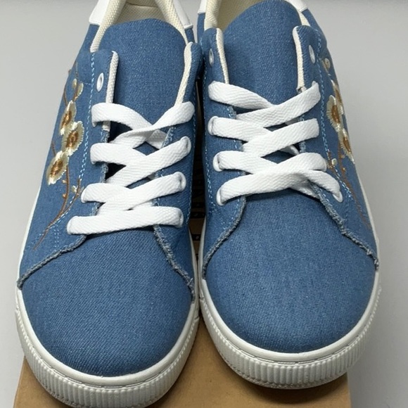 NIB women’s Via Pinky Collection denim embroidered sneakers, size 9 - Picture 2 of 8